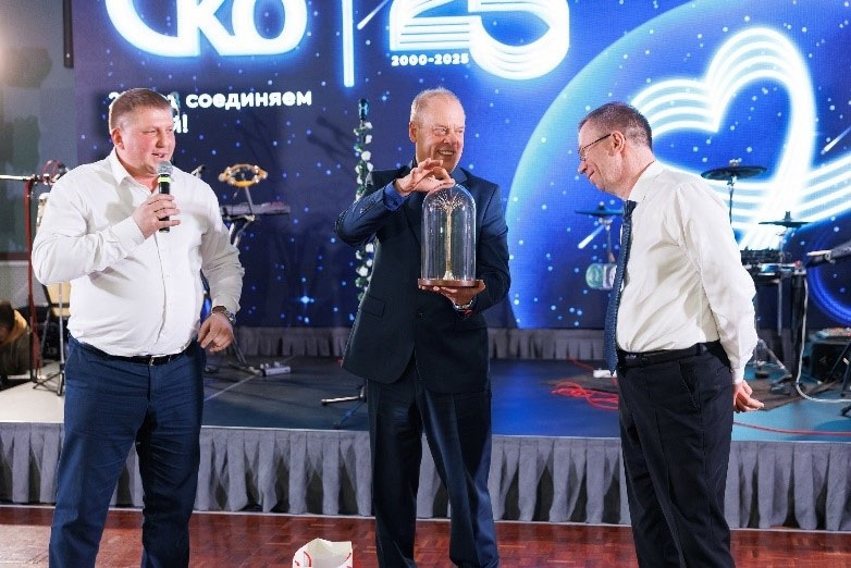 вручение подарка от ЭлектроКабельКомплект